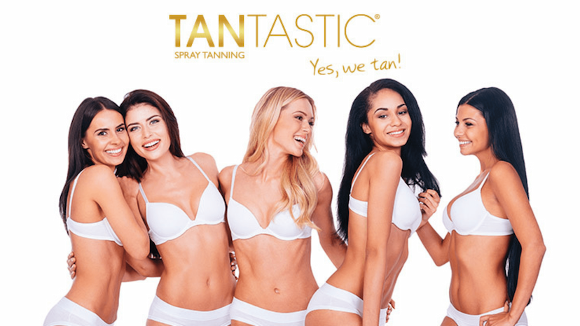 Fünf lachende Models in Unterwäsche